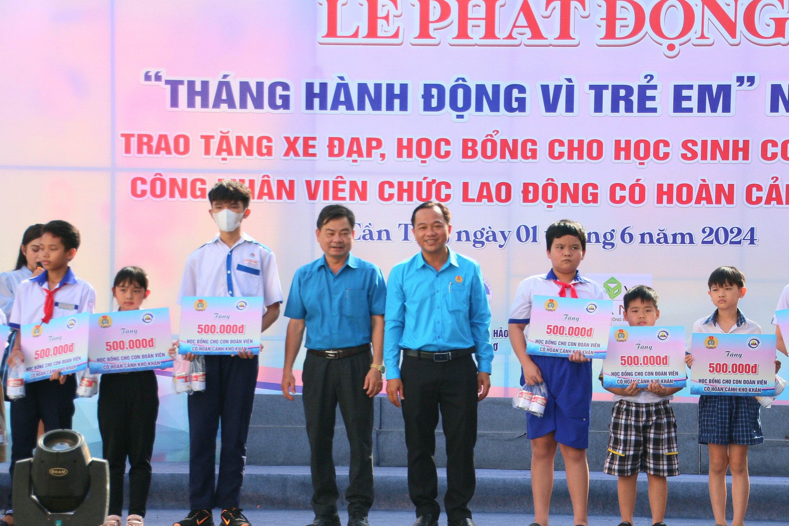 Ông Đoàn Văn Dũng - Phó Chủ tịch Liên đoàn lao động TP. cần Thơ và ông Nguyễn Ngọc Tấn - Phó Chủ tịch Liên đoàn lao động TP. Cần Thơ trao tặng học bổng cho các em học sinh.