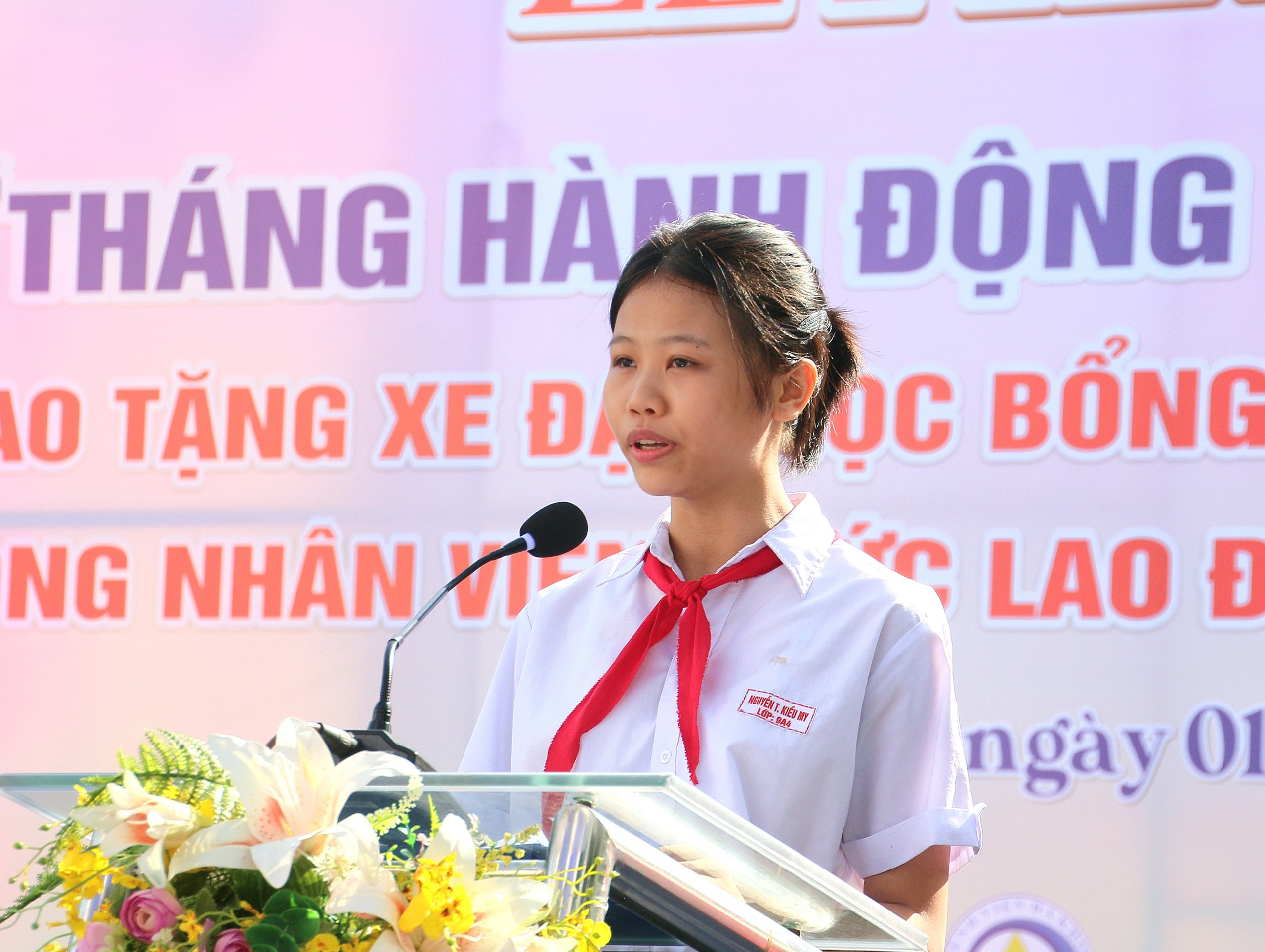 Em Nguyễn Thị Kiều My - học sinh Trường THCS An Lạc, quận Ninh Kiều là con của đoàn viên đại diện cho các em học sinh được nhận xe đạp và học bổng phát biểu cảm tưởng.