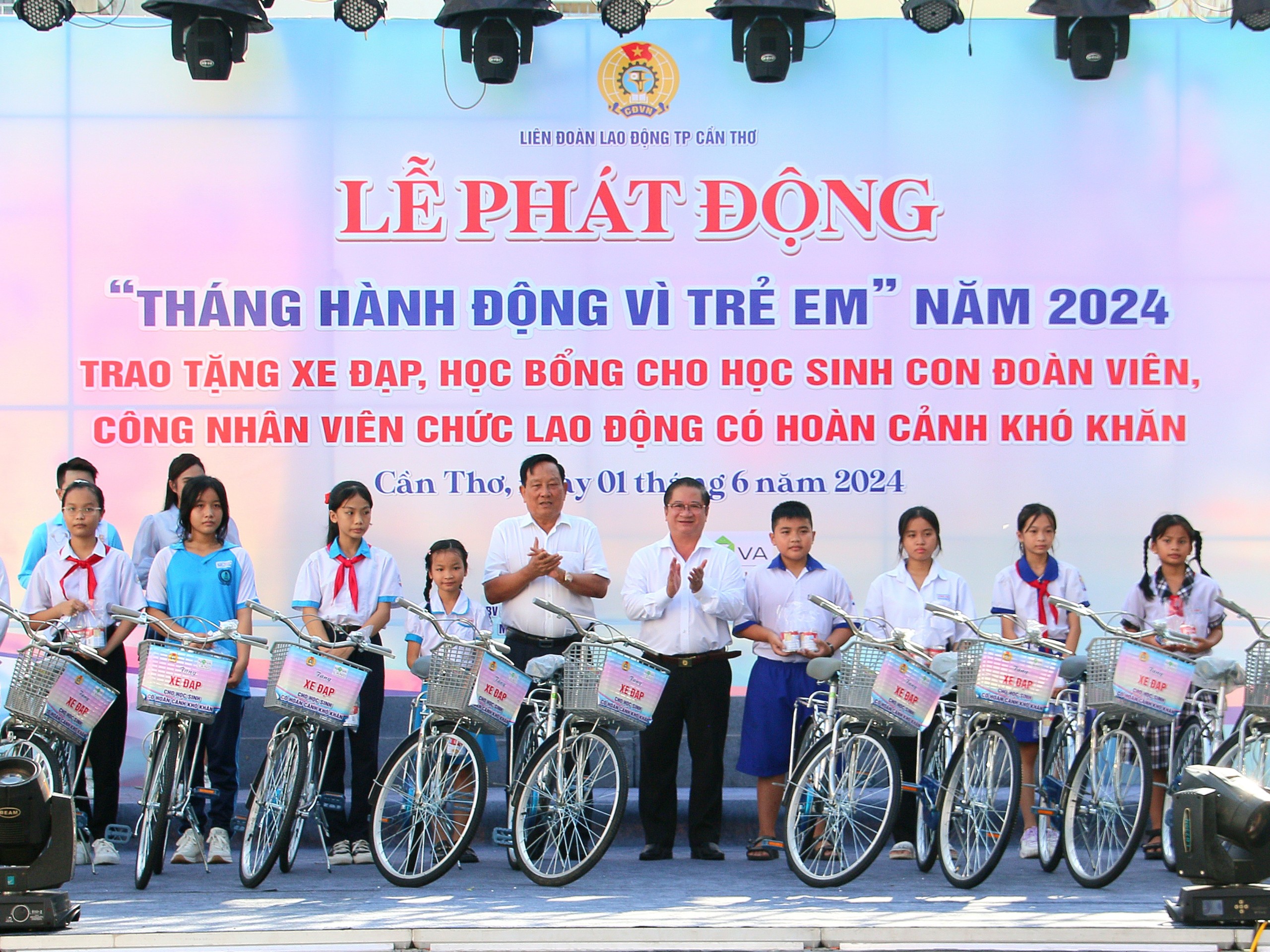 Ông Trần Việt Trường – Phó Bí thư Thành ủy, Chủ tịch UBND TP. Cần Thơ và Thiếu tướng Vũ Cao Quân - nguyên Chỉ huy trưởng BCH quân sự TP. Cần Thơ, Thành viên HĐQT Bệnh viện Đa khoa Hòa Hảo - Medic Cần Thơ trao tặng xe đạp cho các em học sinh.