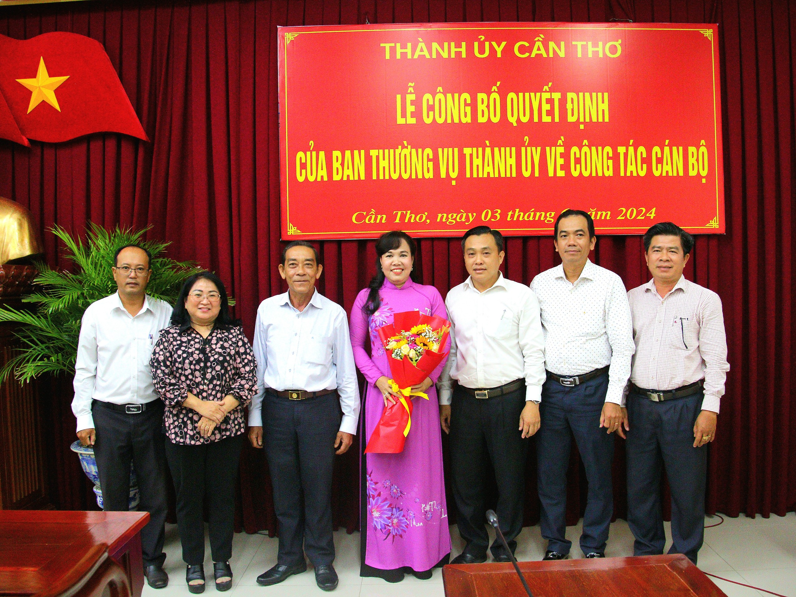 Tập thể Ban Dân vận Thành ủy Cần Thơ chụp hình lưu niệm cùng bà Võ Kim Thoa - Trưởng Ban Dân vận Thành ủy Cần Thơ.