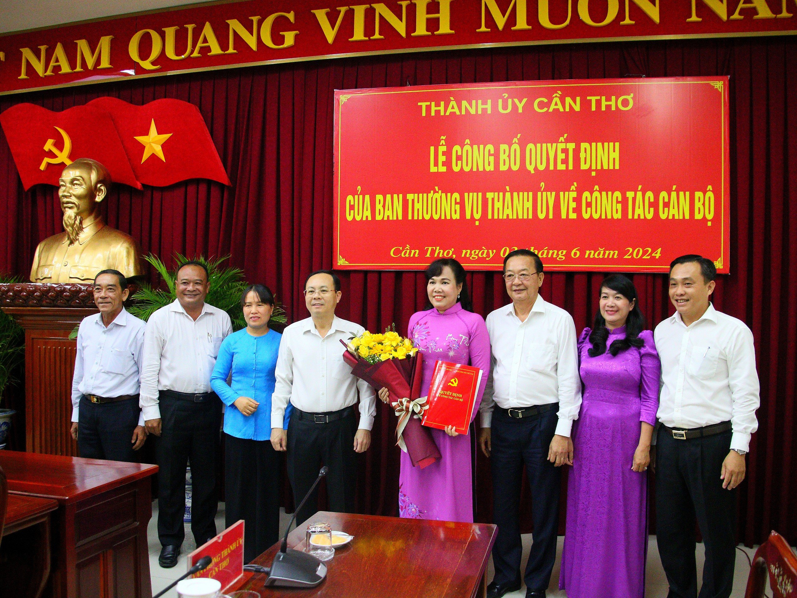 Lãnh đạo Thành ủy, Ban Thường vụ Hội LHPN TP. Cần Thơ chúc mừng bà Võ Kim Thoa - Trưởng Ban Dân vận Thành ủy Cần Thơ.
