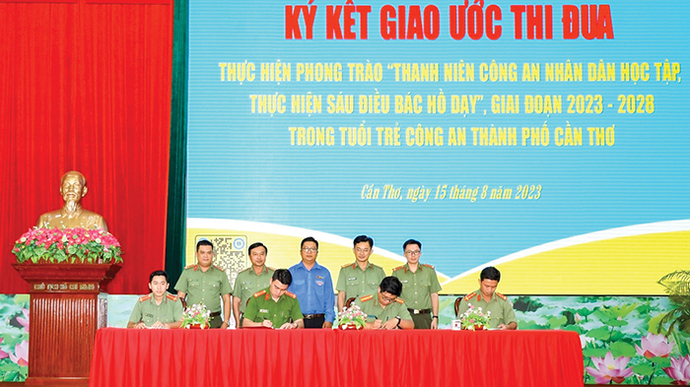 Tuổi trẻ Công an TP Cần Thơ ký kết giao ước thi đua thực hiện phong trào Thanh niên CAND học tập, thực hiện Sáu điều Bác Hồ dạy, giai đoạn 2023-2028. Ảnh: Công an TP Cần Thơ.