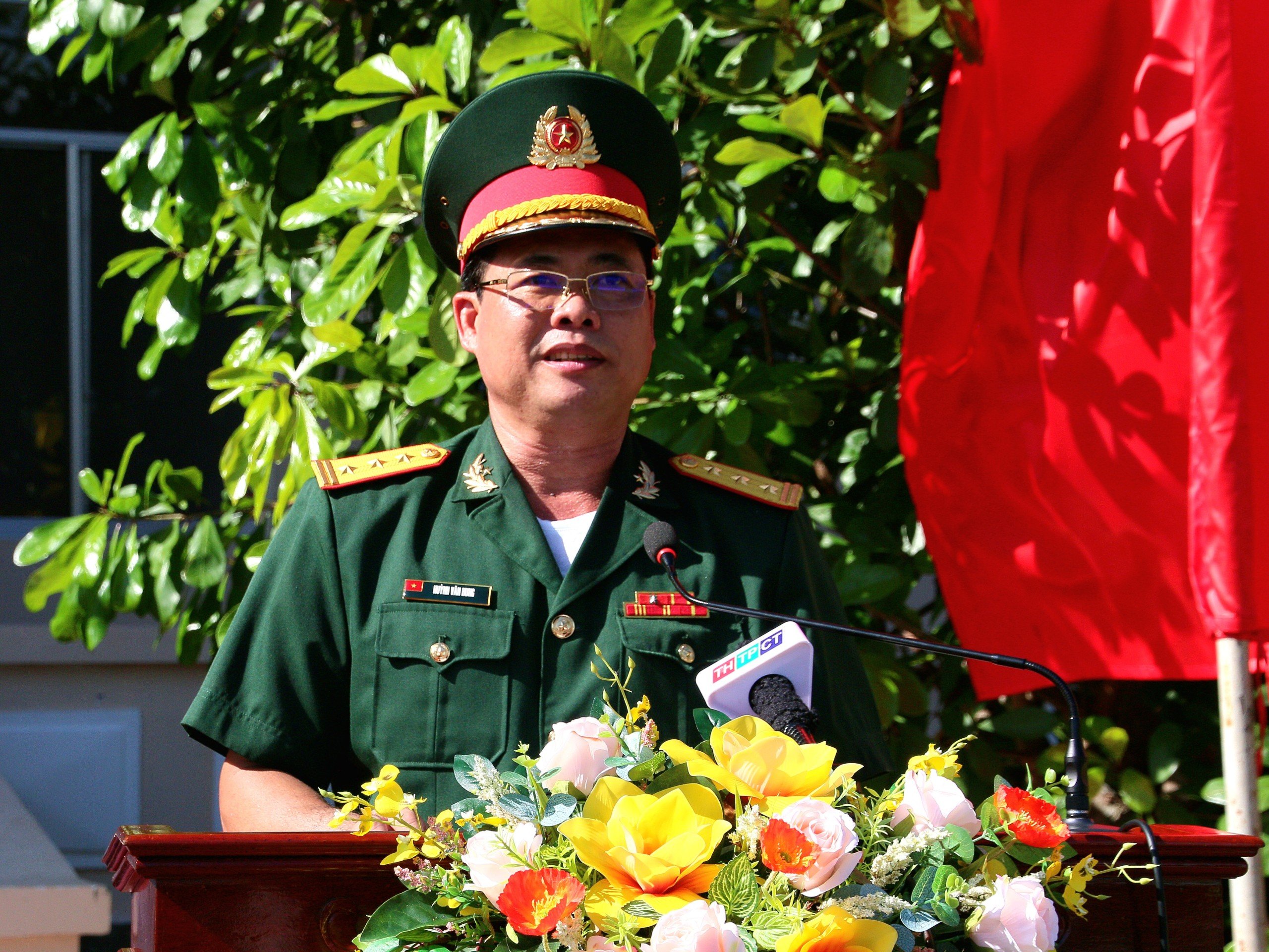 Thượng tá Huỳnh Văn Hung - Ủy viên BTV Thành ủy, Chỉ huy trưởng Bộ Chỉ huy Quân sự TP. Cần Thơ phát biểu chỉ đạo tại buổi lễ.