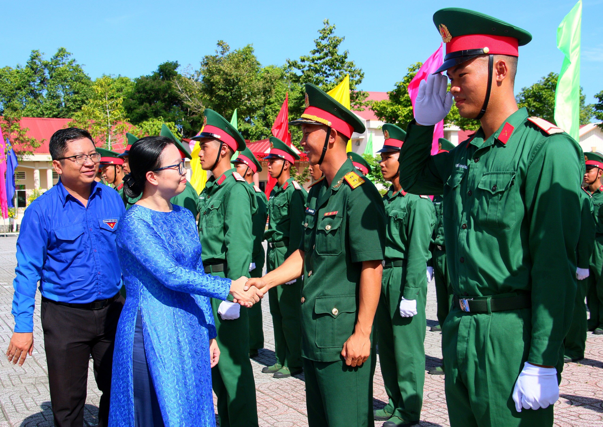Bà Trần Thị Vĩnh Nghi - Ủy viên BTV Thành ủy, Bí thư Huyện ủy Thới Lai thăm hỏi, động viên chiến sĩ mới.