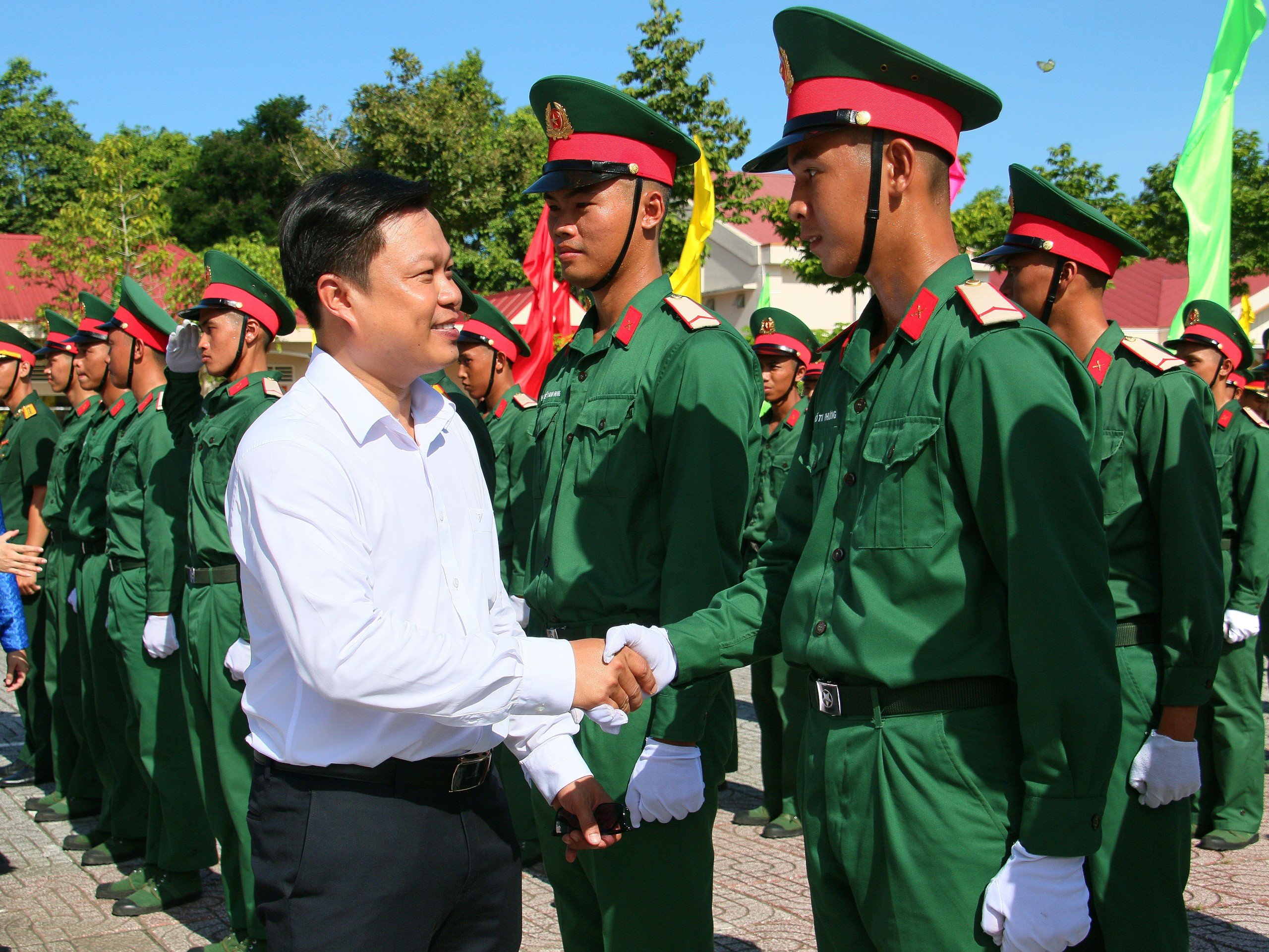 Ông Huỳnh Thái Nguyên - Phó Bí thư Thường trực Huyện ủy, Chủ tịch HĐND huyện Vĩnh Thạnh thăm hỏi, động viên chiến sĩ mới.