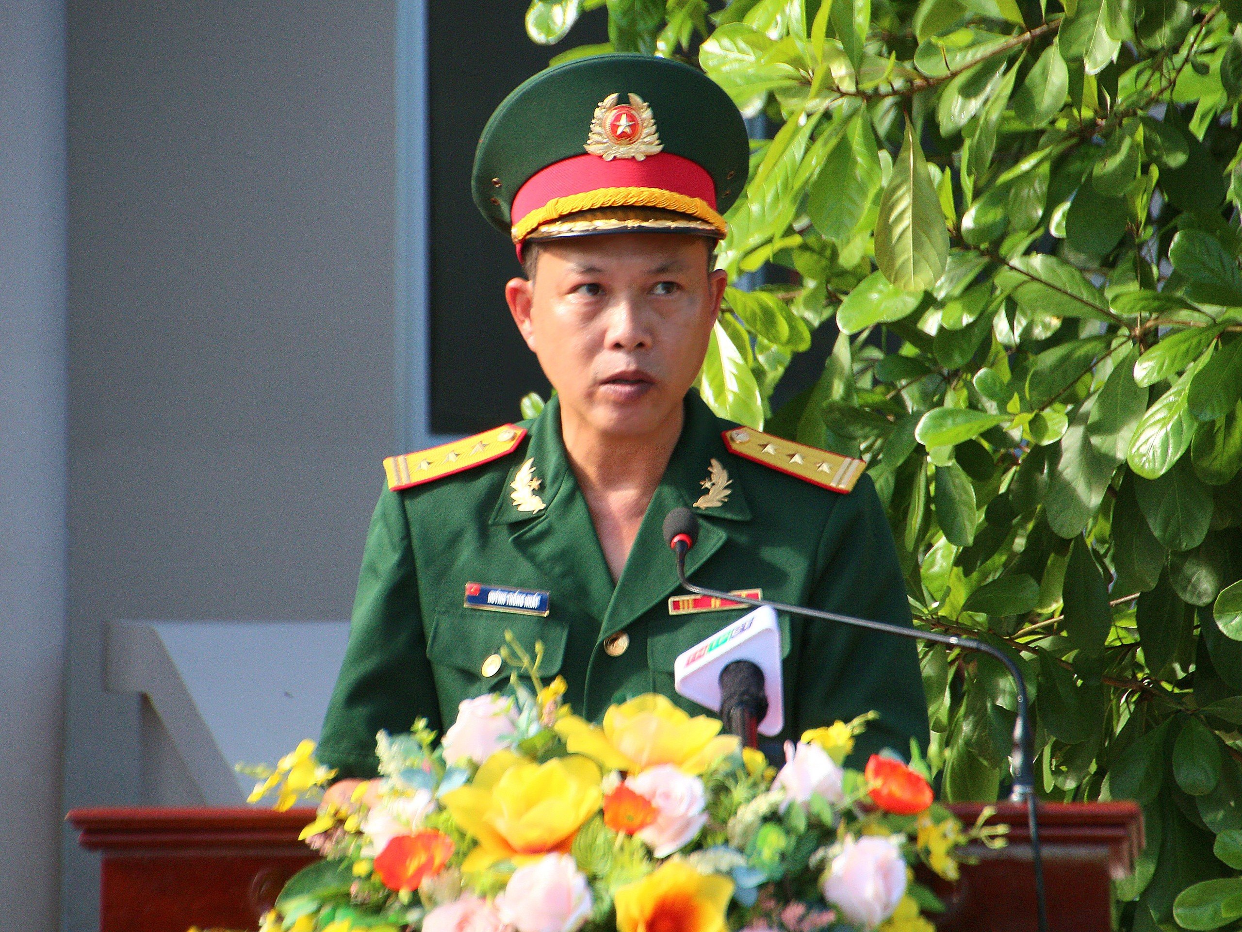 Thượng tá Huỳnh Thống Nhất - Trung đoàn trưởng Trung đoàn 932 Bộ Chỉ huy quân sự TP. Cần Thơ báo cáo kết quả công tác huấn luyện chiến sĩ mới năm 2024.
