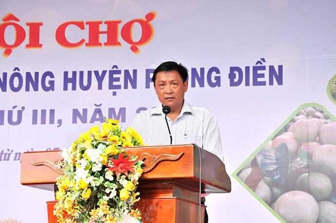 Ông Nguyễn Văn Thắng, Phó Chủ tịch UBND Huyện Phong Điền phát biểu tại buổi khai mạc Hội chợ trái cây nhà nông Phong Điền lần thứ III, năm 2024.