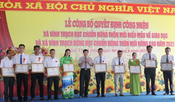 Ông Trần Minh Hải - Chủ tịch UBND thành phố Bạc Liêu trao Giấy khen cho 33 cá nhân, hoàn thành xuất sắc nhiệm vụ trong công tác xây dựng NTM nâng cao xã Vĩnh Trạch Đông và NTM kiểu mẫu về giáo dục xã Vĩnh Trạch năm 2023.