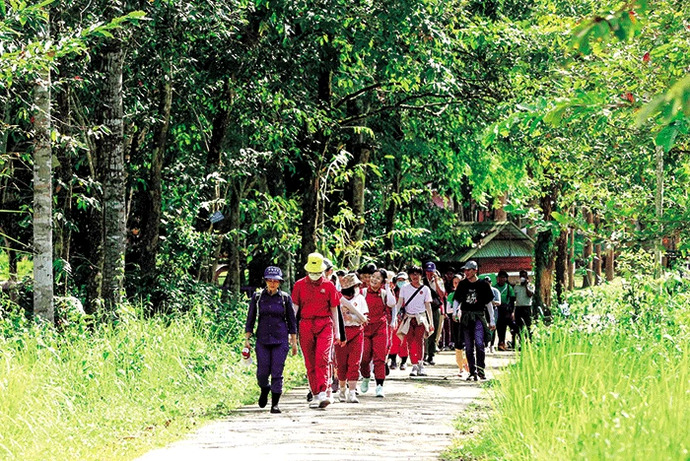 Học sinh trải nghiệm khám phá hệ sinh thái rừng tại VQG Nam Cát Tiên. Ảnh: HaiAu Educursions