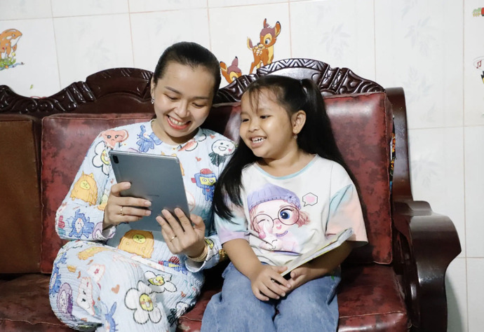 Chị Nguyệt Thơ luôn dành nhiều thời gian trò chuyện, chăm sóc, vui chơi cùng con cái.