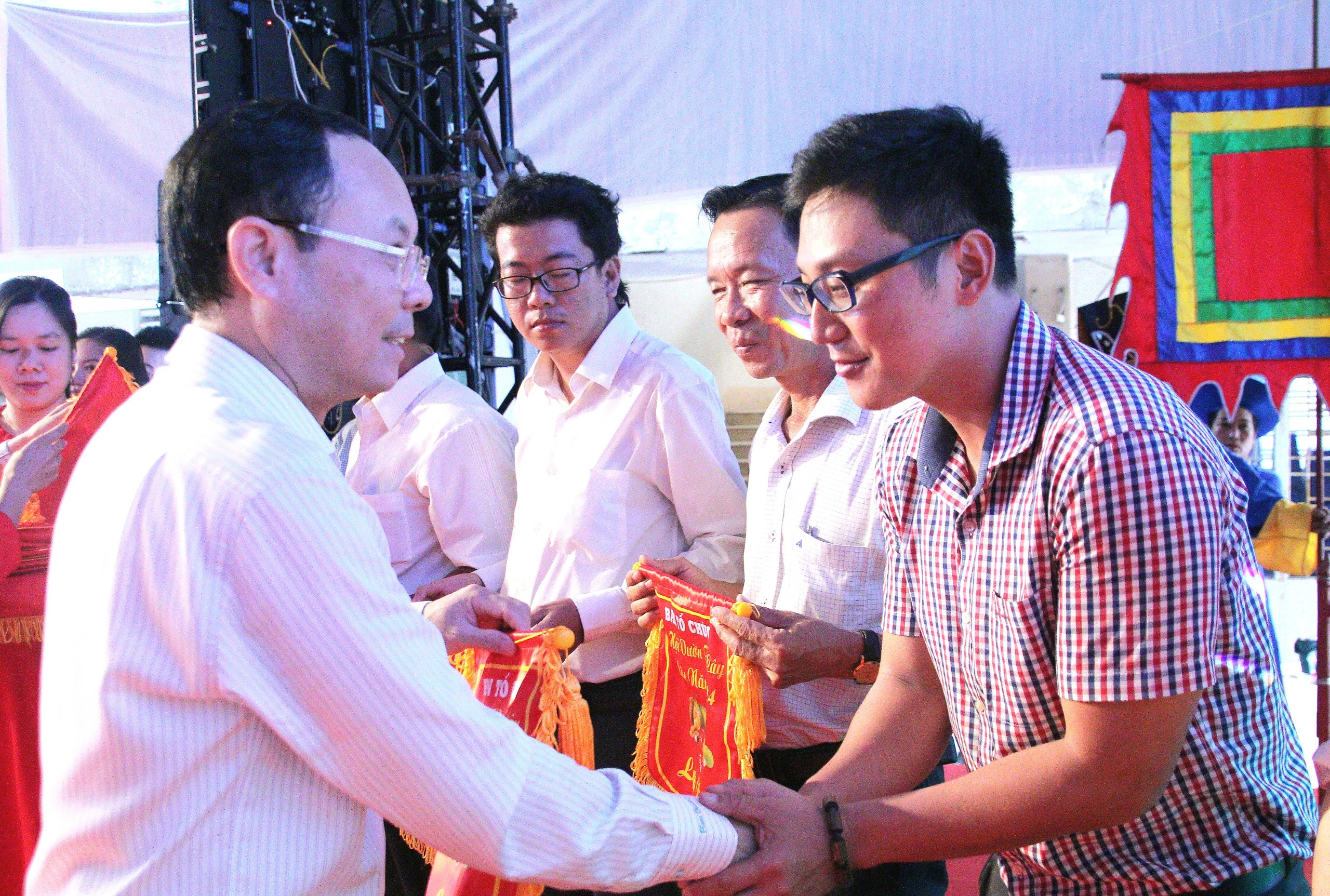 Ông Nguyễn Văn Hiếu - Ủy viên dự khuyết BCH Trung ương Đảng, Bí thư Thành ủy Cần Thơ trao tặng cờ lưu niệm cho các đơn vị tham gia ngày hội.