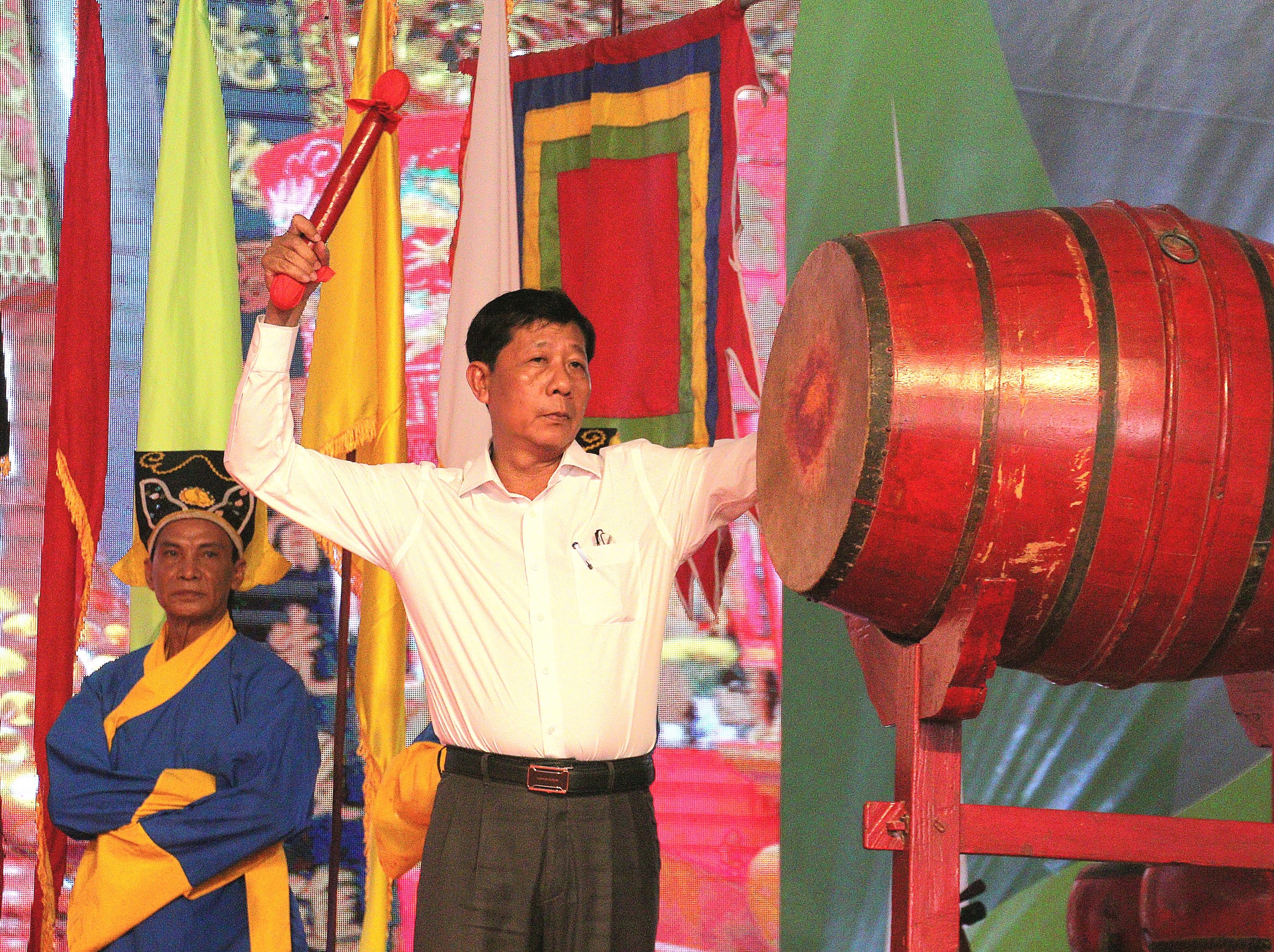 Ông Võ Văn Tân – Phó Bí thư Quận ủy, Chủ tịch UBND quận Thốt Nốt hiện nghi thức đánh trống khai hội.