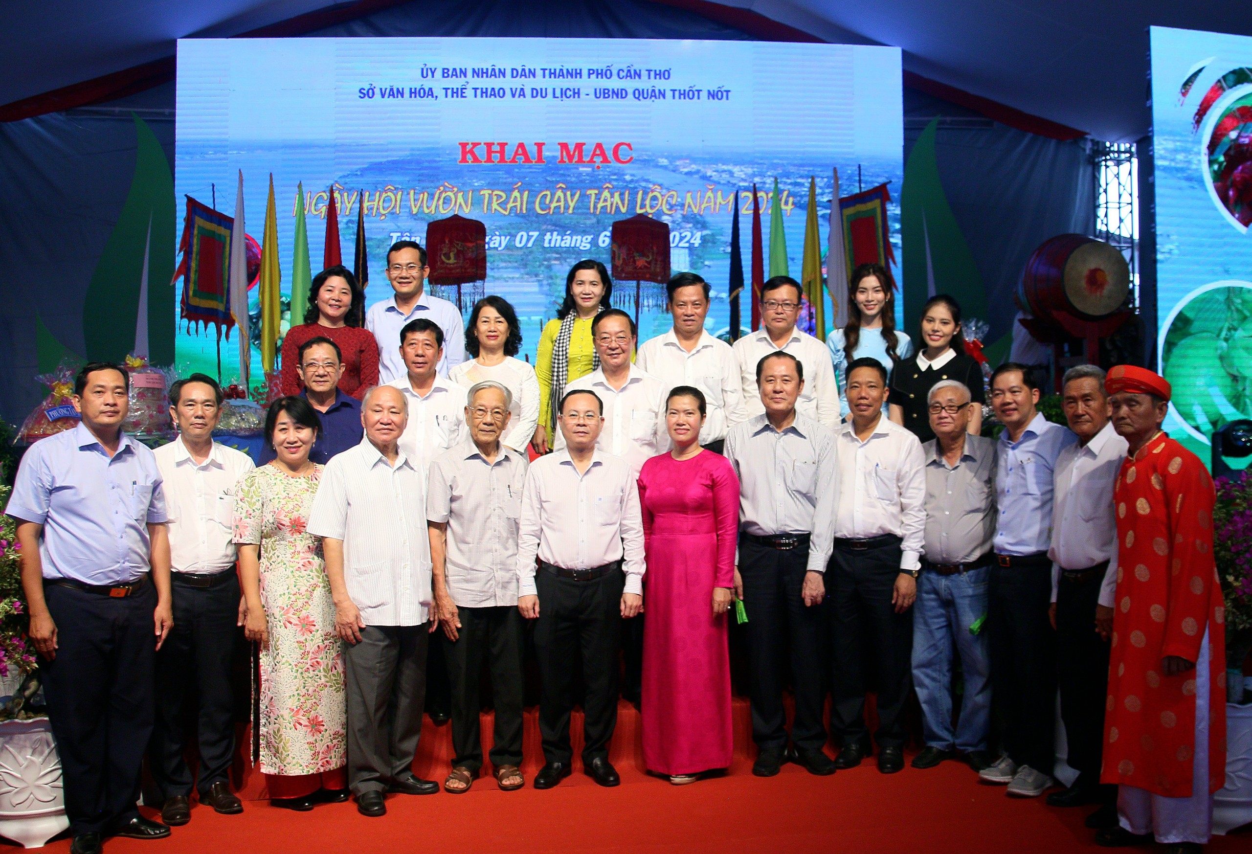 Các đại biểu chụp hình lưu niệm tại lễ khai mạc Ngày hội Vườn trái cây Tân Lộc năm 2024.