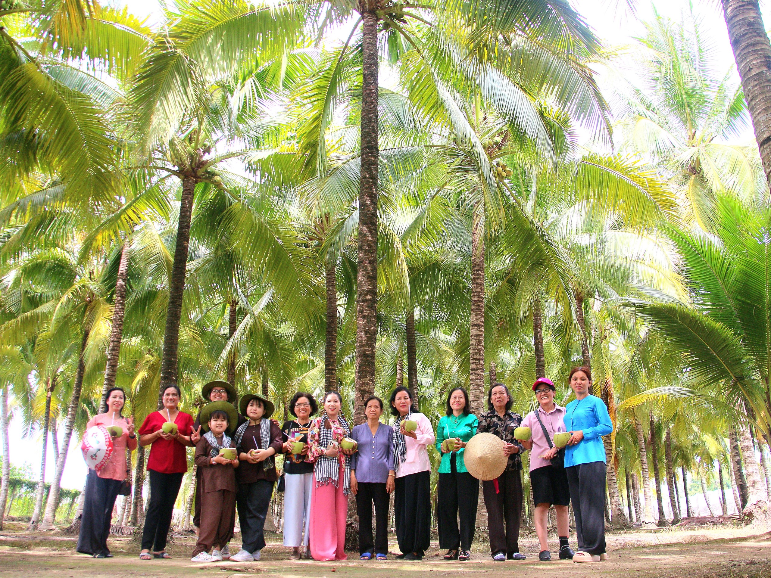 Lưu lại khoảnh khắc tham quan Vườn dừa Cù lao Tân Lộc.