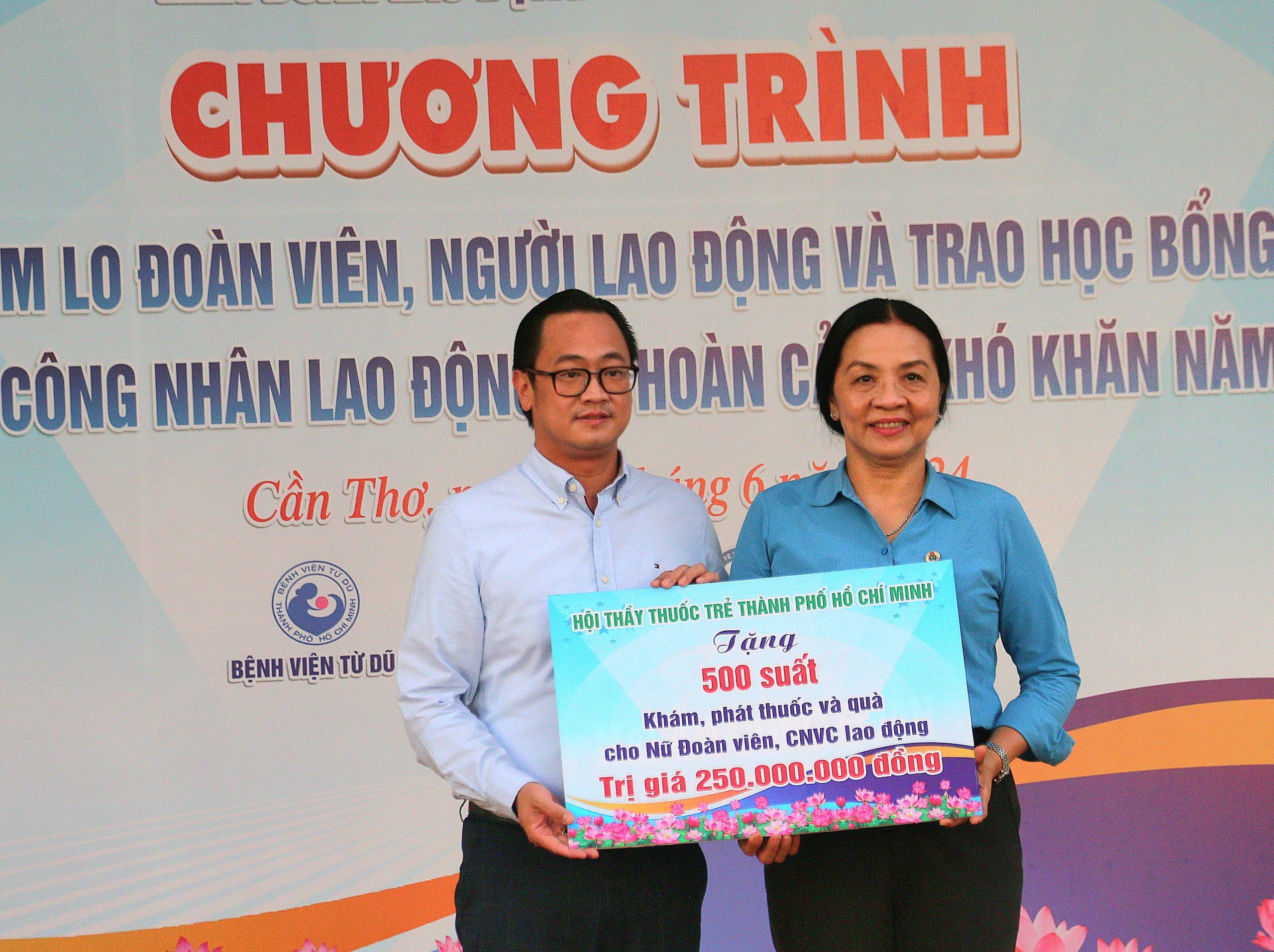 Đại diện Hội Thầy thuốc trẻ TP. Hồ Chí Minh trao bảng tượng trưng tặng 500 suất khám, phát thuốc và quà cho nữ Đoàn viên, CNVC lao động trị giá 250 triệu đồng.