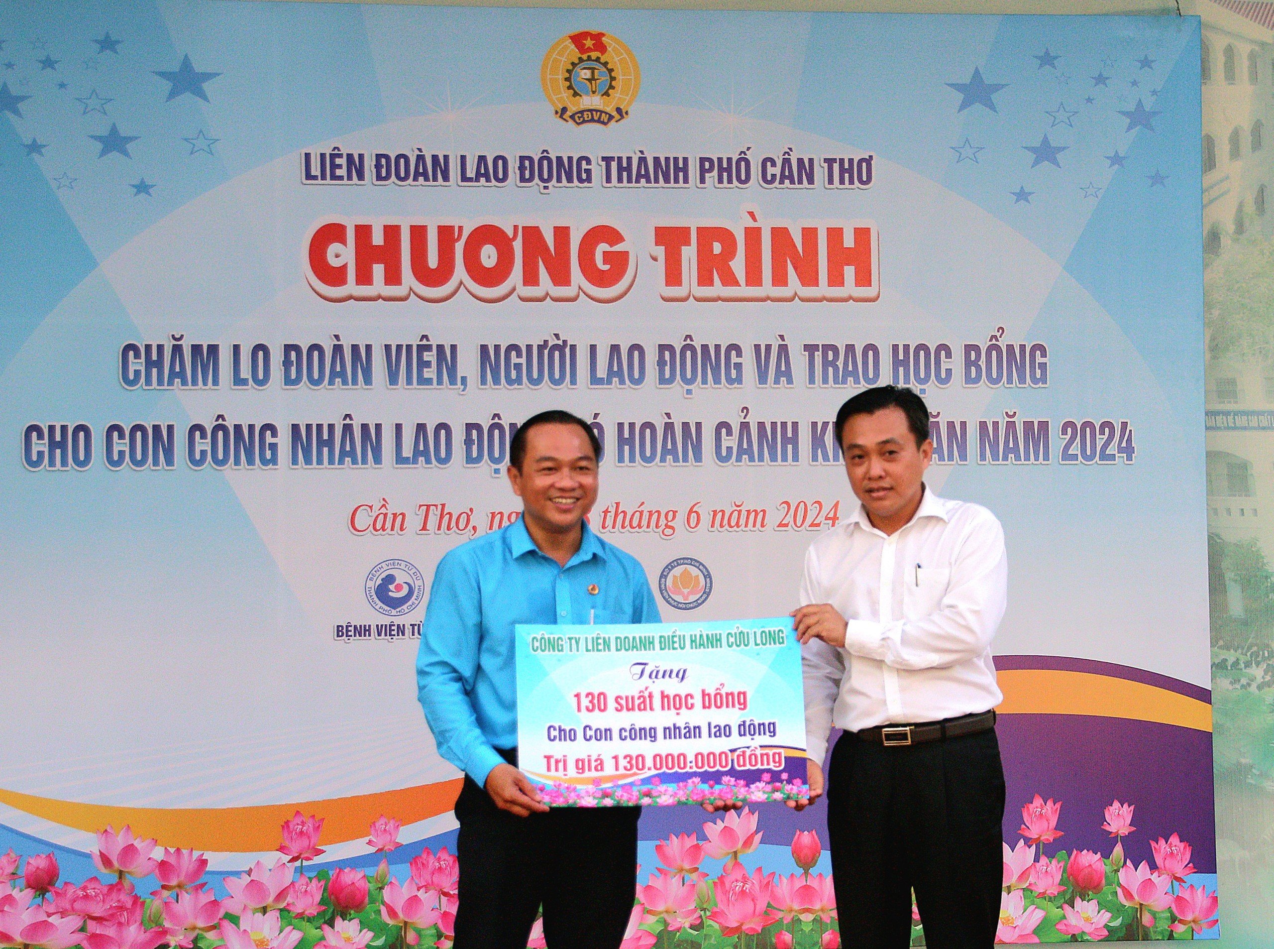 Ông Nguyễn Hồng Hà - Phó trưởng Ban Dân vận Thành ủy Cần Thơ đại diện Công ty liên doanh điều hành Cửu Long trao tặng 130 suất học bổng cho con công nhân lao động trị giá 130 triệu đồng.