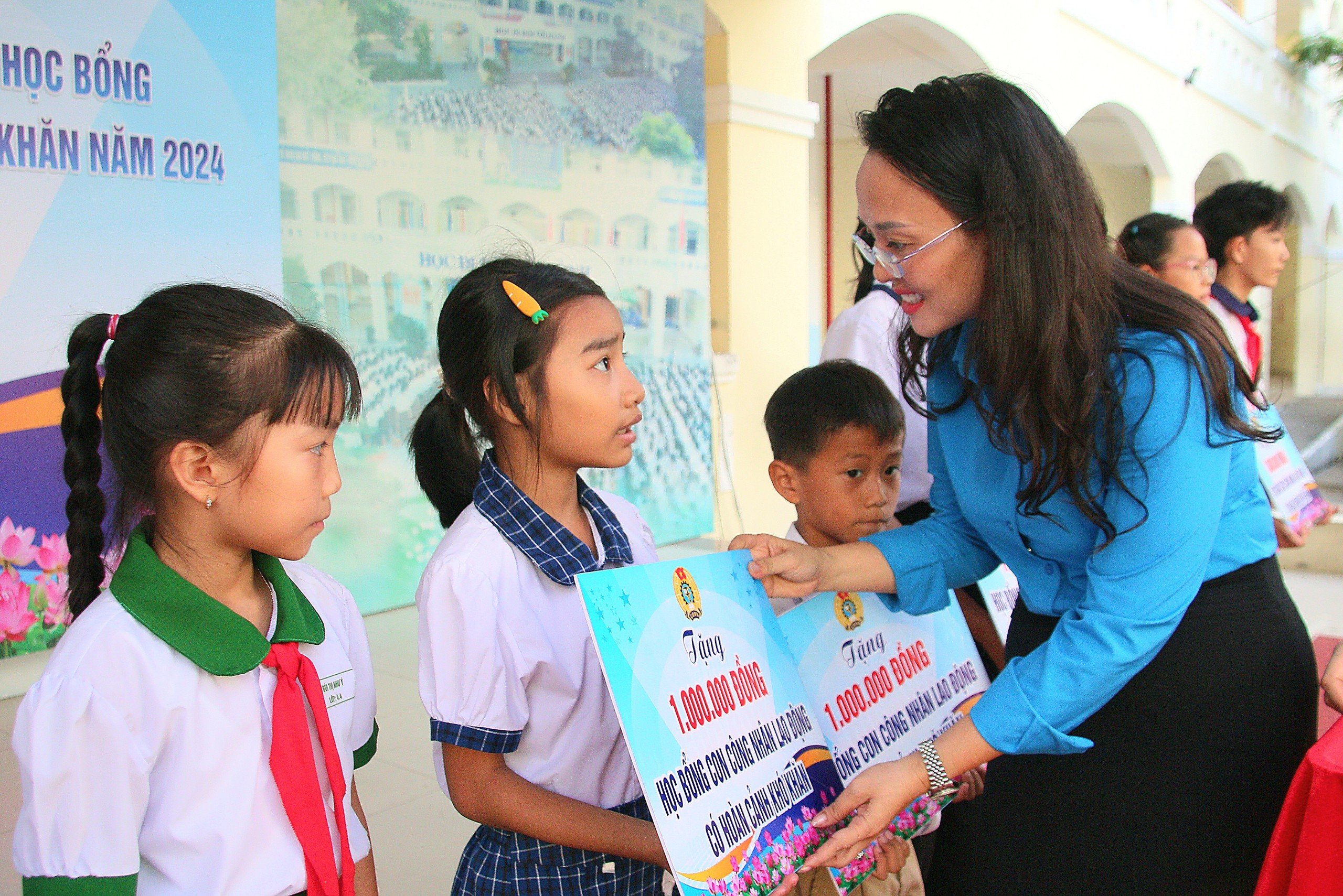 Bà Lê Thị Sương Mai - Chủ tịch LĐLĐ TP. Cần Thơ trao tặng học bổng cho các em học sinh.