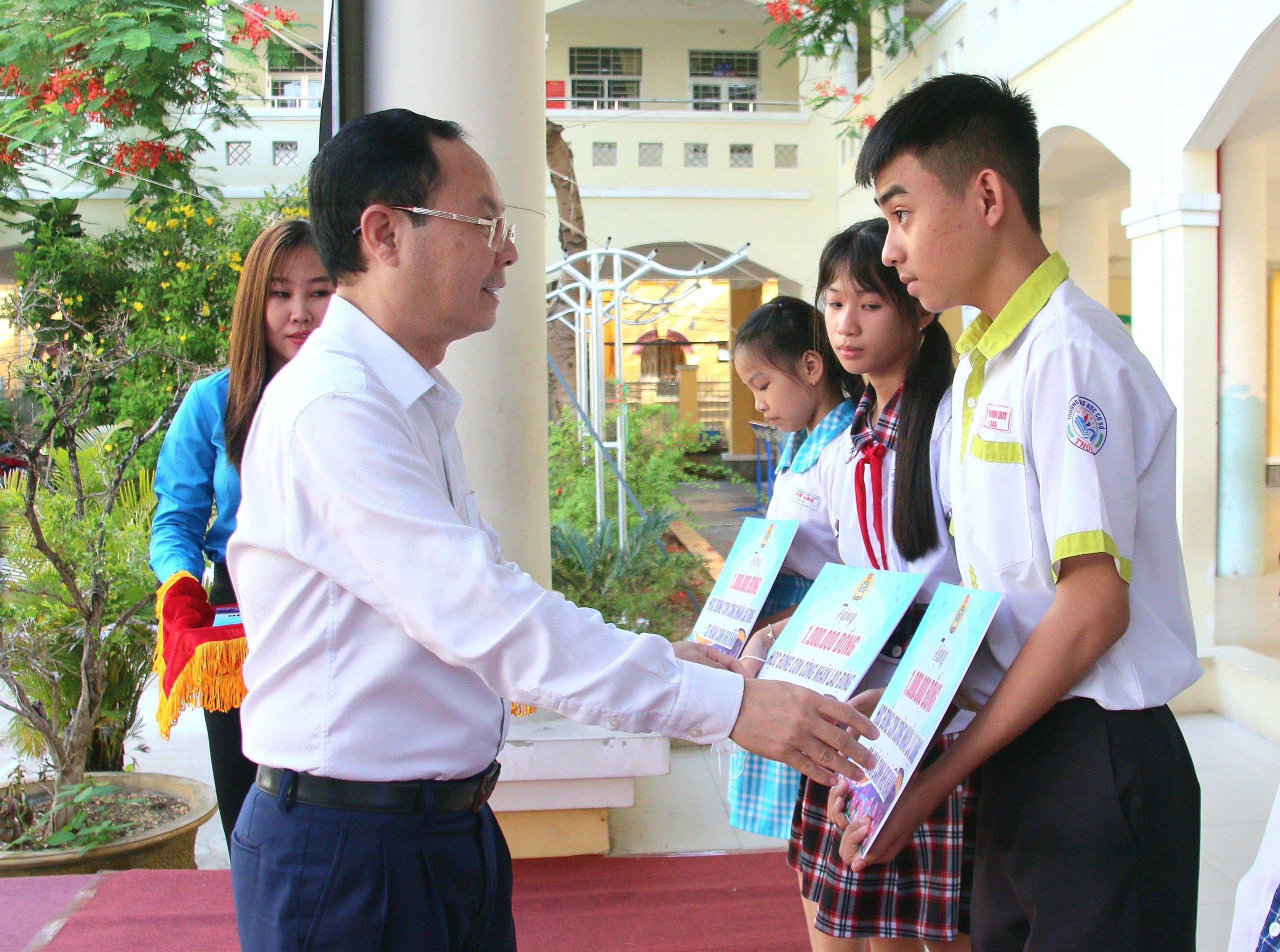 Ông Nguyễn Văn Hiếu - Ủy viên dự khuyết BCH Trung ương Đảng, Bí thư Thành ủy Cần Thơ trao tặng học bổng cho các em học sinh.