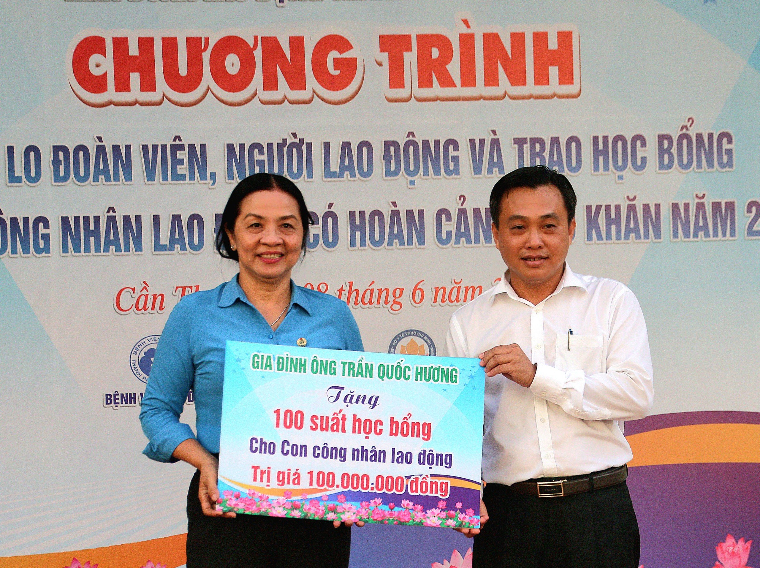 Ông Nguyễn Hồng Hà - Phó trưởng Ban Dân vận Thành ủy Cần Thơ đại diện Gia đình ông Trần Quốc Hương trao tặng 100 suất học bổng cho con công nhân lao động trị giá 100 triệu đồng.