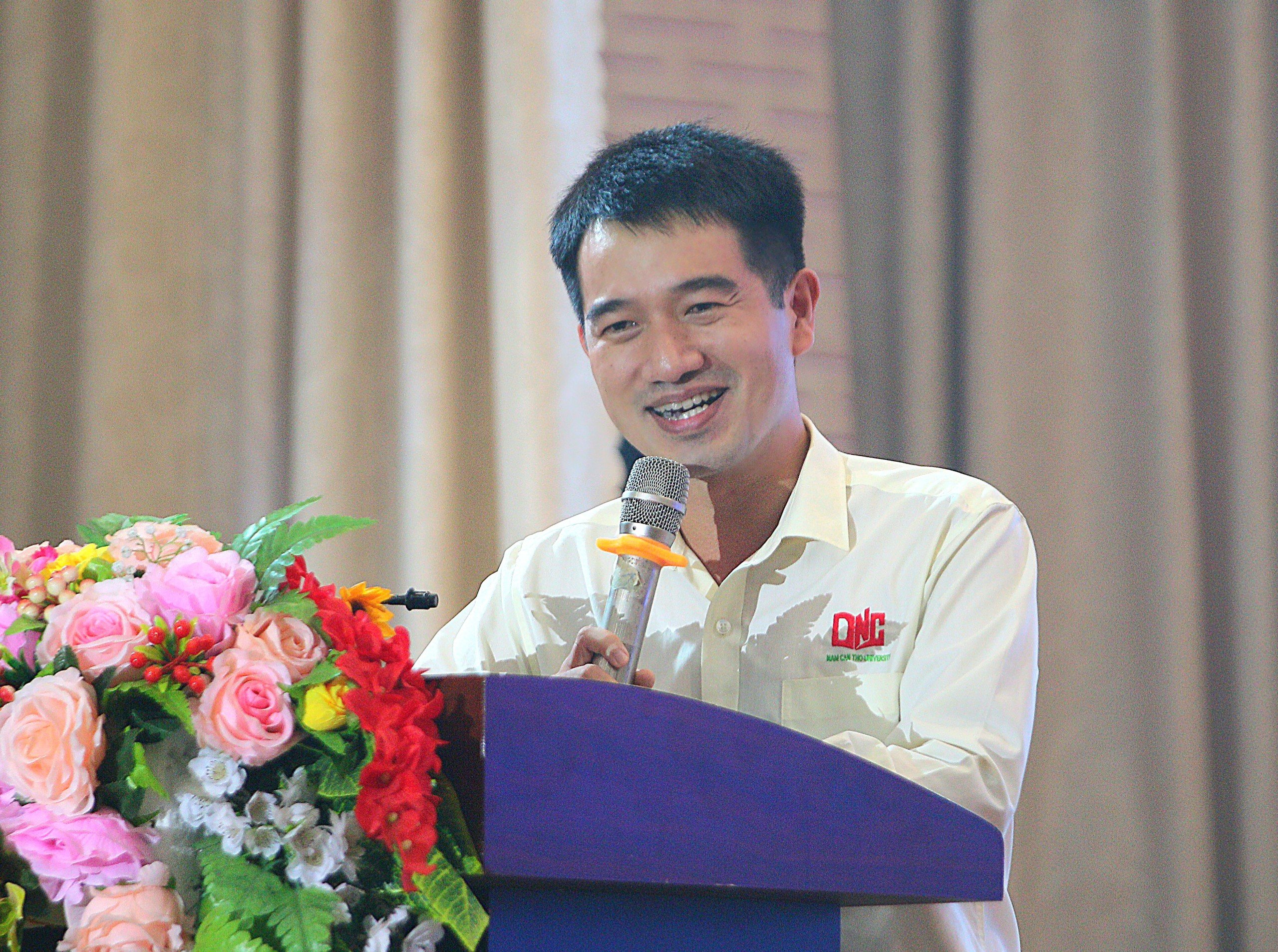 Thạc sĩ Nguyễn Du Hạ Long - Đại diện Khoa Du lịch và Quản trị Nhà hàng - Khách sạn, Trường Đại học Nam Cần Thơ phát biểu tại chương trình.
