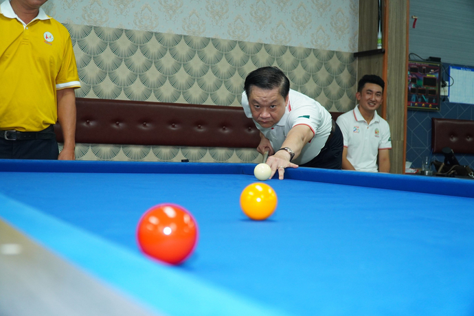 Ông Dương Tấn Hiển - Phó chủ tịch thường trực UBND TP Cần Thơ cầm cơ khai mạc giải.