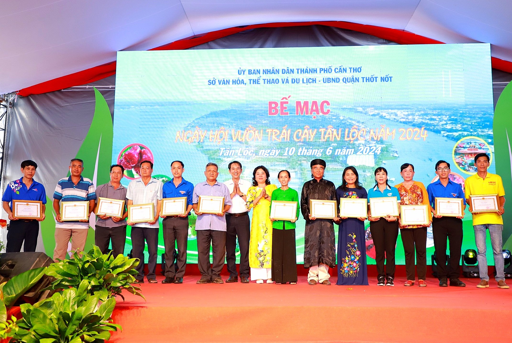 Bà Lê Thị Thúy Hằng – Phó Chủ tịch UBND quận Thốt Nốt trao tặng giấy khen cho các đơn vị tham gia ngày hội.