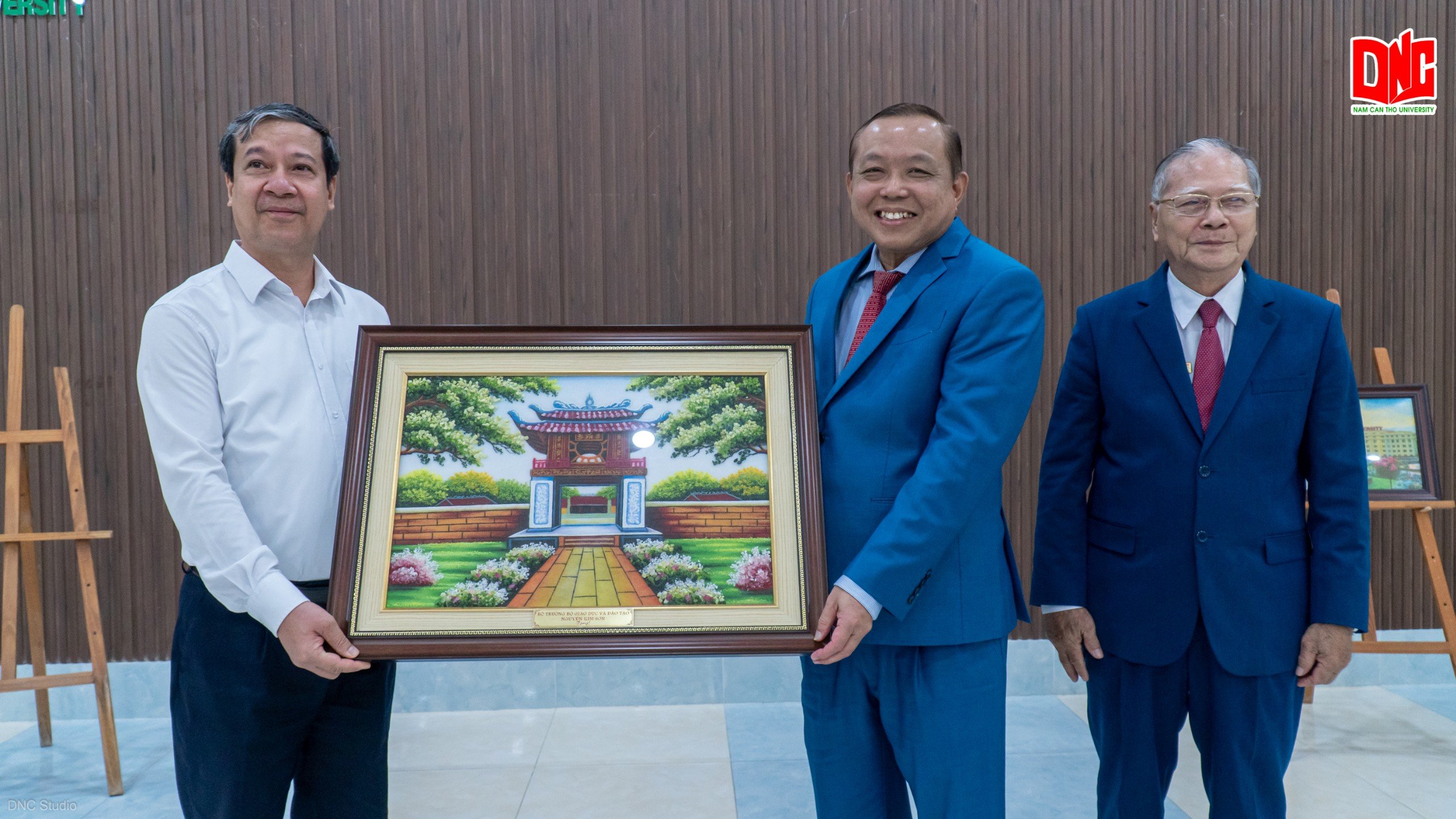 PGS.TS. Nguyễn Kim Sơn - Ủy viên Ban Chấp hành Trung ương Đảng - Bộ trưởng Bộ Giáo dục và Đào tạo trao tặng quà cho Trường Đai học Nam Cần Thơ.