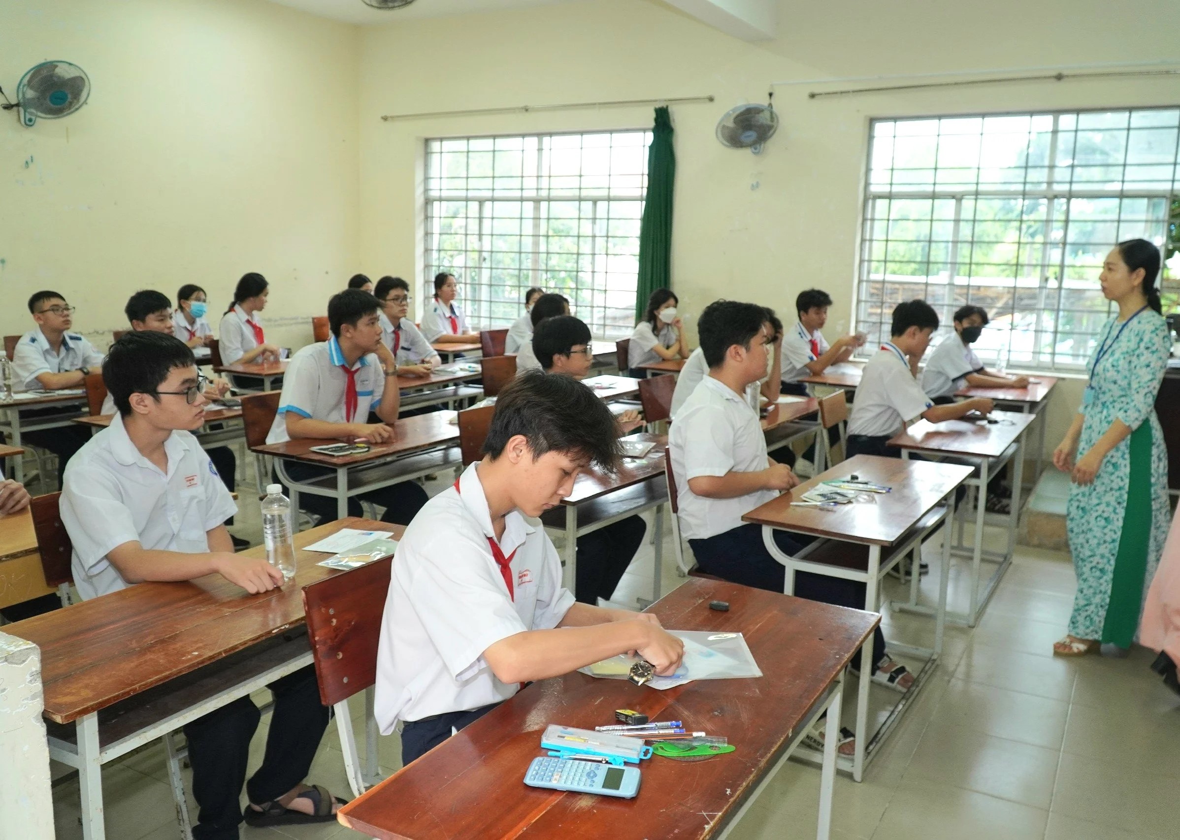 Các thi sinh chuẩn bị tham gia kỳ thi tuyển sinh vào lớp 10 trung học phổ thông năm học 2024 - 2025.