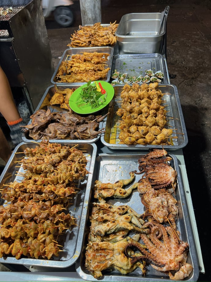 Bán đa dạng các món nướng: chân gà, da gà, mề gà, bạch tuột, ếch,... với giá dao động từ 7.000 đồng - 35.000 đồng.