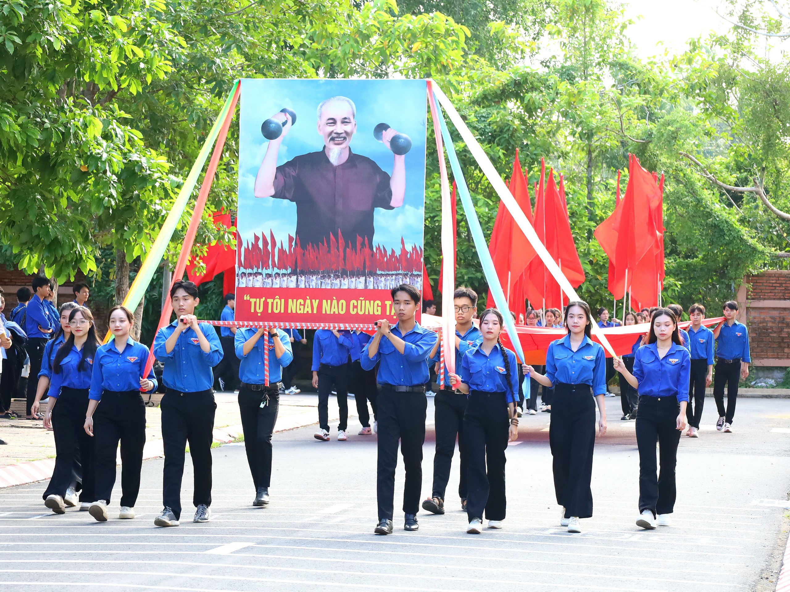 Khối diễu hành với chân dung Chủ tịch Hồ Chí Minh tại lễ khai mạc Hội thao Sinh viên DNC lần thứ XI năm học 2023 - 2024.