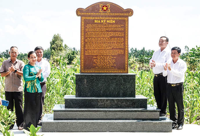 Khánh thành Bia kỷ niệm Nhà in Giải Phóng - đơn vị phụ trách in ấn báo chí Cần Thơ thời kháng chiến chống Mỹ.