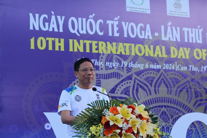 Ông Nguyễn Thực Hiện - Phó Chủ tịch UBND thành phố Cần Thơ phát biểu chào mừng Ngày Quốc tế Yoga lần 10- 2024