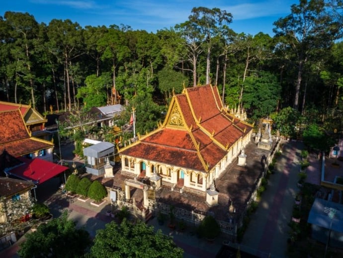Chùa Âng, gọi theo ngôn ngữ Paly là Wat Angkor Raig Borei. Ngôi chùa nằm trong cụm danh thắng Ao Bà Om và bảo tàng văn hóa dân tộc Khmer. (Ảnh: Dulichthuduc)