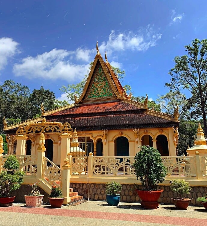 Chùa Âng là nơi mà du khách có thể khám phá và học hỏi về một phần tinh hoa văn hóa của dân tộc Khmer, đồng thời là nơi mà người dân địa phương kiêu hãnh và giữ gìn từng giá trị quý báu mà tổ tiên để lại. (Ảnh: thamhiemmekong.com)