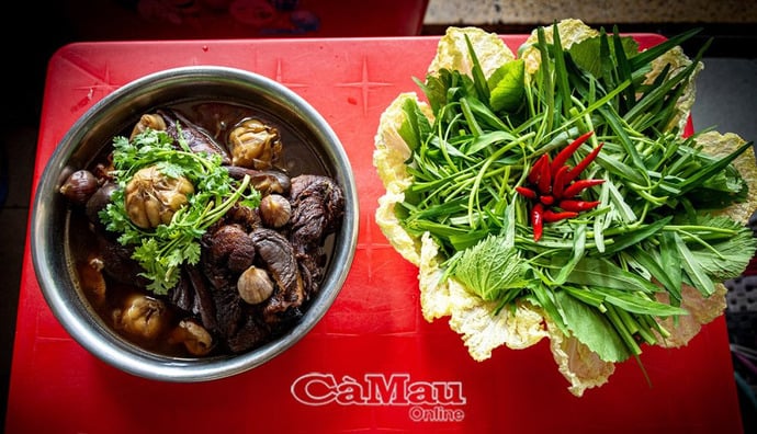 Món giò heo bắc thảo là món ăn trứ danh làm nên thương hiệu hơn 44 năm của quán Triều Thành, Phường 2. Hiện nay được quán bán mang về, phục vụ đám tiệc và giao theo đơn đặt hàng cho khách ở TP Hồ Chí Minh.
