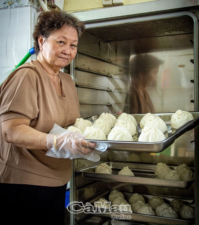 Gần 20 năm đam mê với nghề làm bánh, bà Trần Xuân Lệ (65 tuổi) đã tạo dựng thương hiệu cho nghề bánh truyền thống của gia đình, tiệm bánh Quế Hiệp (Phường 9).