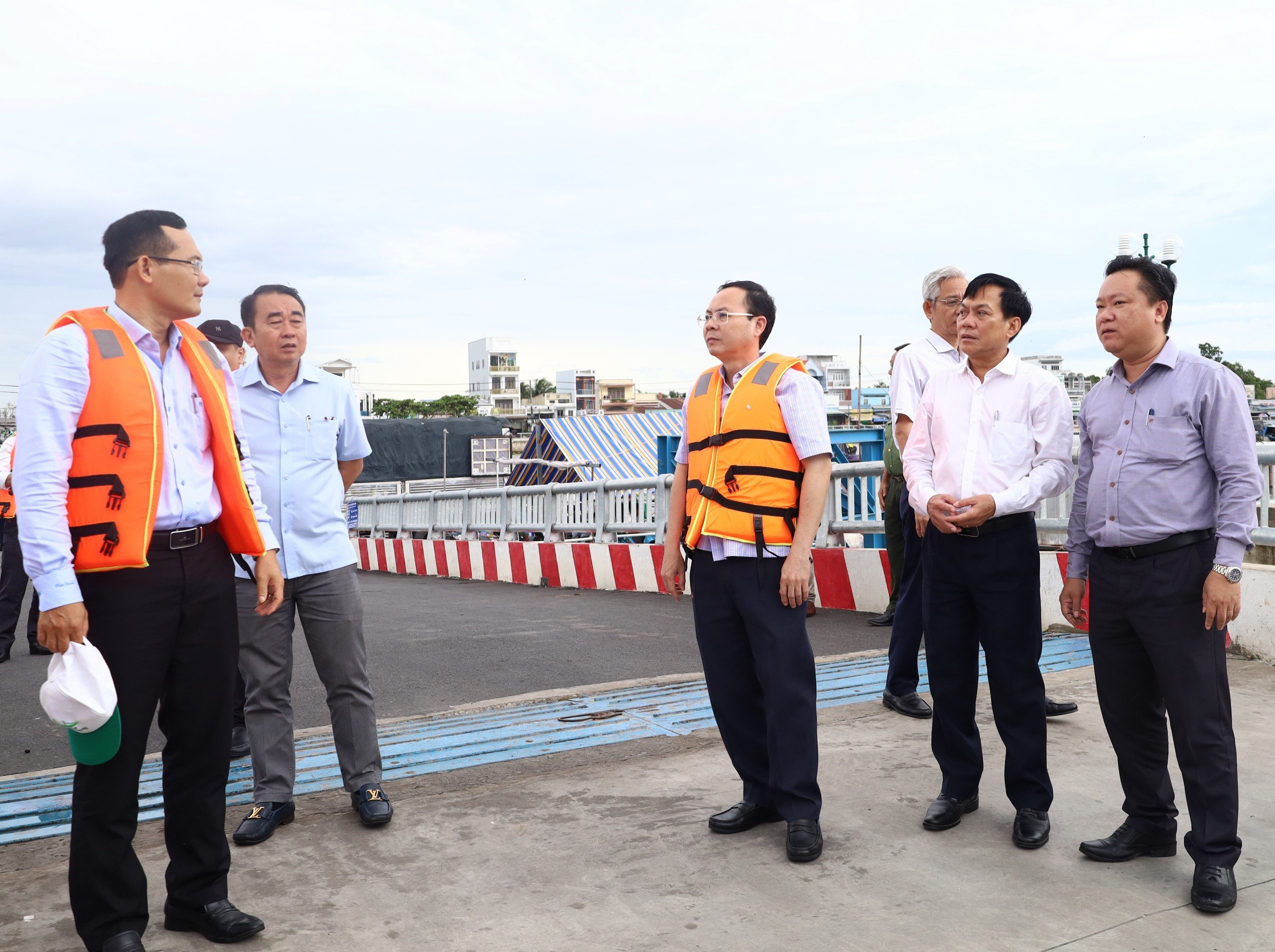 Ông Nguyễn Văn Hiếu (giữa) - Bí thư Thành ủy Cần Thơ khảo sát bến tàu tại Chợ nổi Cái Răng.