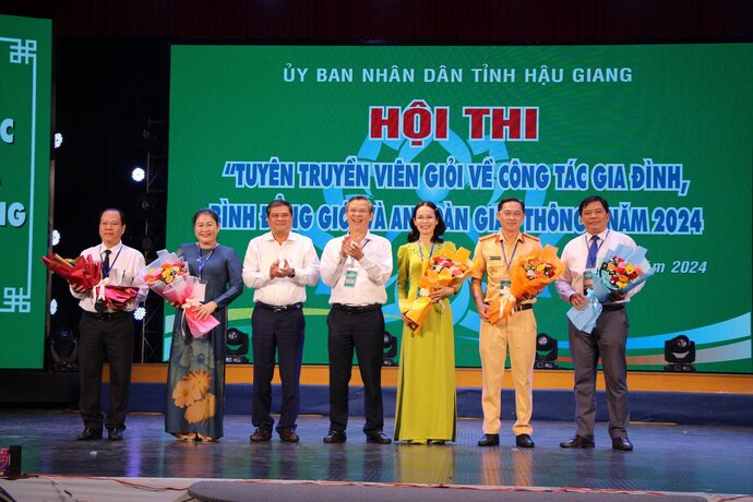 Ông Trương Cảnh Tuyên – Phó Chủ tịch Thường trực UBND tỉnh và ông Nguyễn Văn Bảy – Giám đốc Sở VHTTDL trao hoa cho ban giám khảo hội thi.