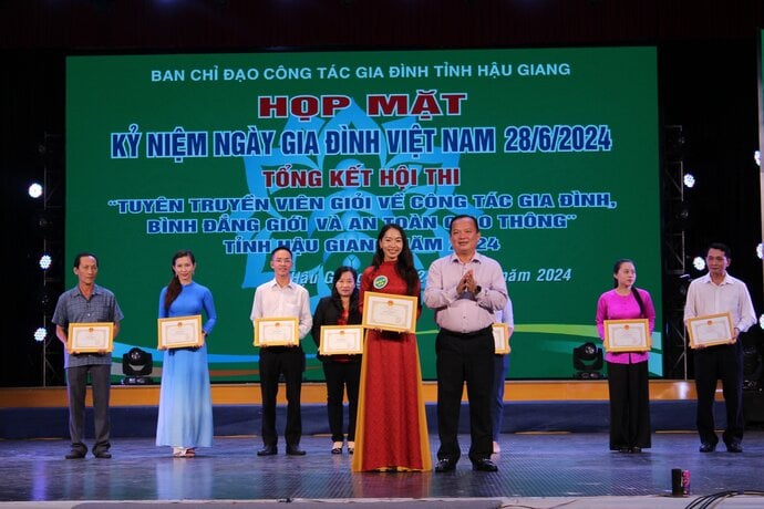 Ông Nguyễn Văn Hòa - Phó chủ tịch UBND tỉnh trao giải cho các tuyên truyền viên.