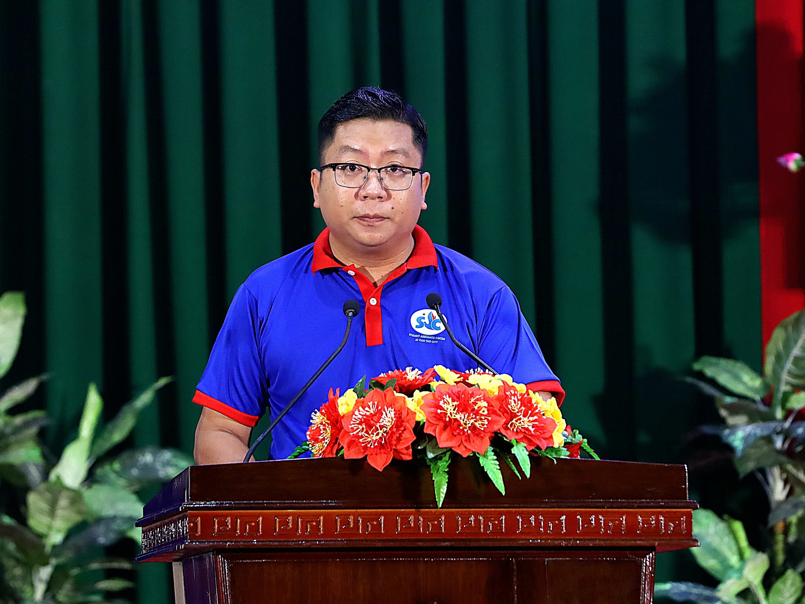 Anh Trần Việt Tuấn – Phó Bí thư Thành đoàn, Chỉ huy trưởng Chiến dịch thanh niên tình nguyện hè TP. Cần Thơ phát biểu tại lễ ra quân.