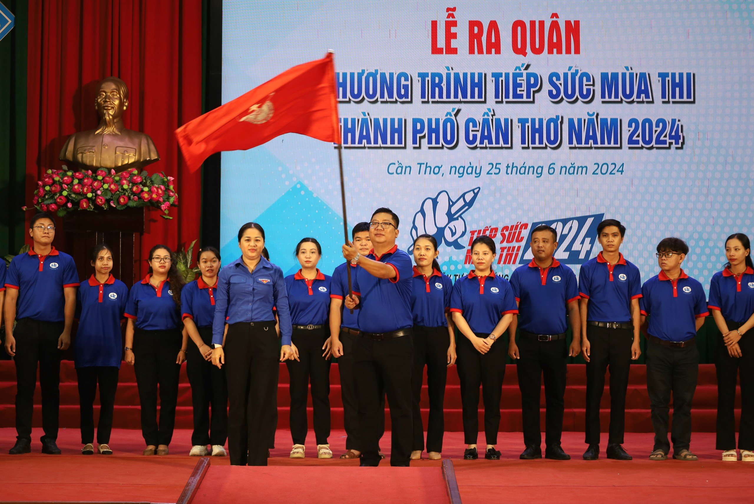 Chị Lư Thị Ngọc Anh – UVBTV Trung ương Đoàn, Bí thư Thành đoàn, Phó Trưởng ban Chỉ đạo Chương trình phát triển thanh niên thành phố thực hiện nghi thức trao cờ lệnh.