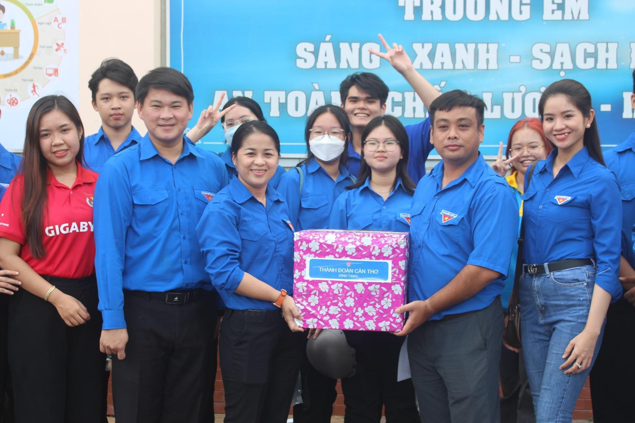Chị Lư Thị Ngọc Anh – Bí thư Thành đoàn thăm các thanh niên tình nguyện Tiếp sức mùa thi năm 2023.