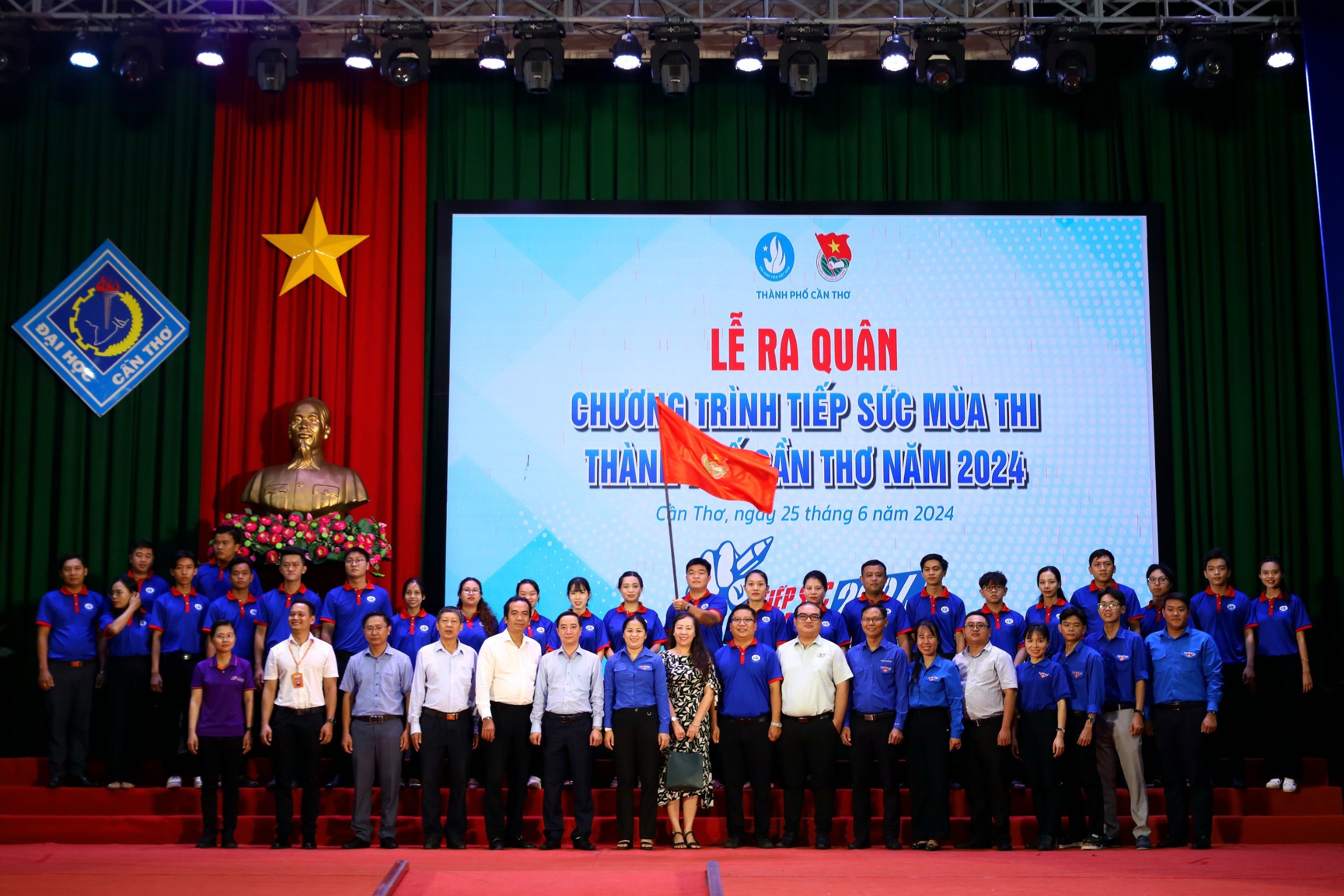 Các đại biểu tham dự Lễ ra quân Chương trình 'Tiếp sức mùa thi' năm 2024 chụp hình lưu niệm cùng lực lượng tình nguyện viên.