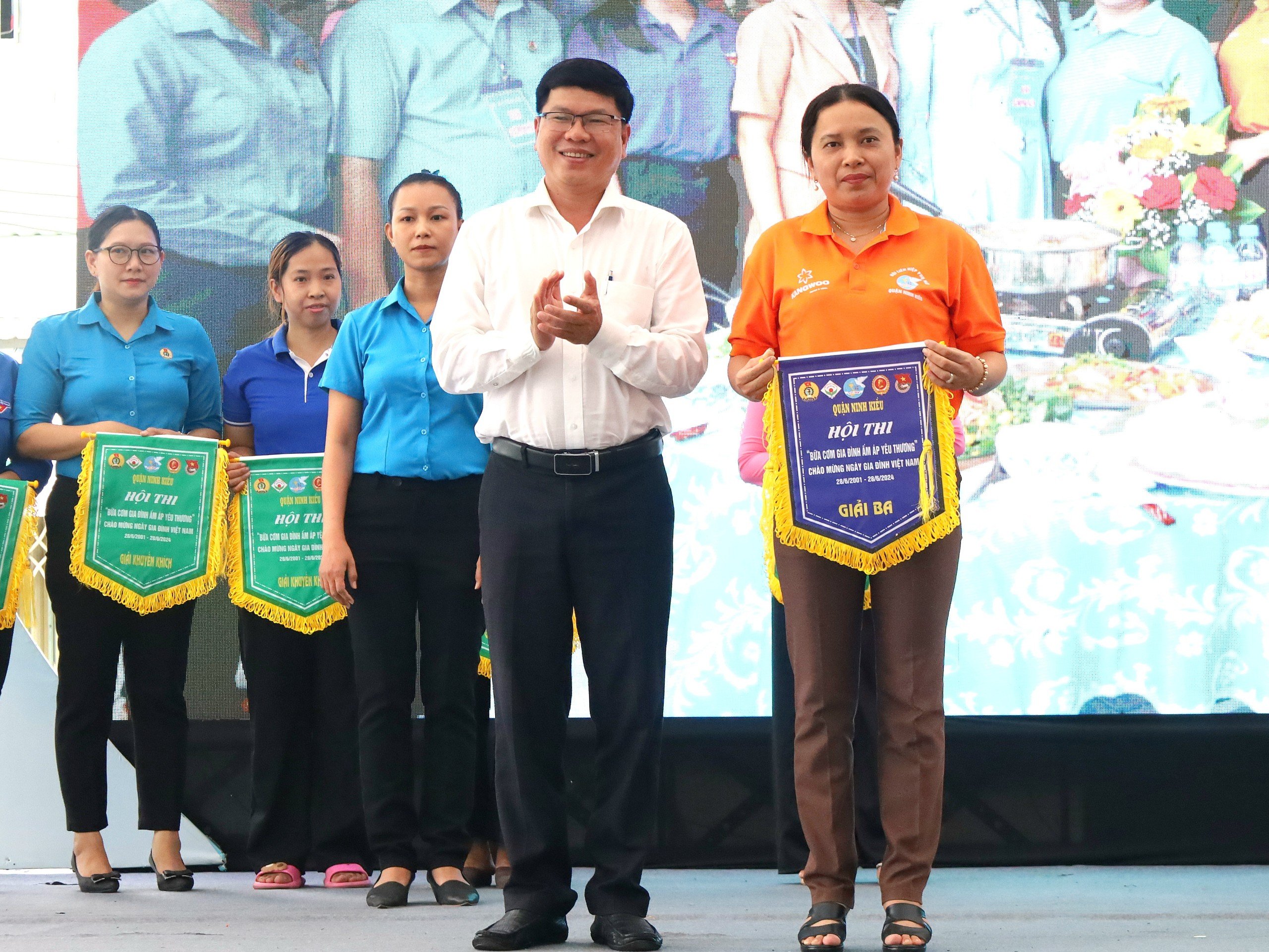 Ông Nguyễn Thái Bảo - Phó Chủ tịch UBND quận Ninh Kiều trao Giải ba cho đơn vị Phường An Bình.