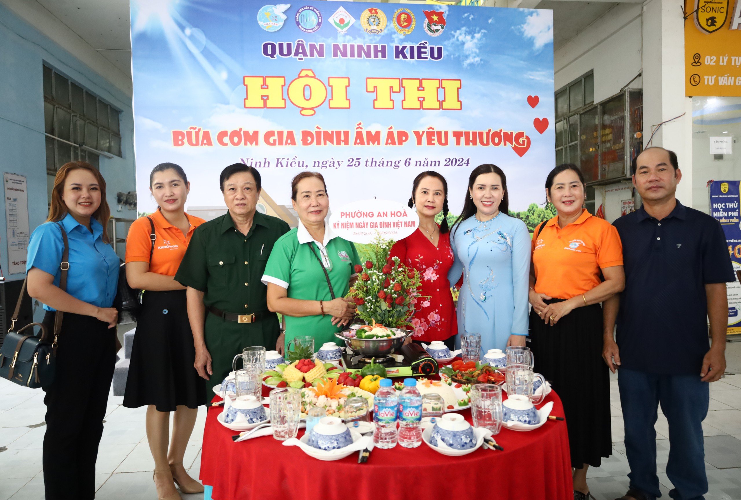 Hội thi trưng bày “Bữa cơm gia đình ấm áp yêu thương” được tổ chức nhằm tôn vinh những giá trị nhân văn sâu sắc của gia đình Việt Nam.