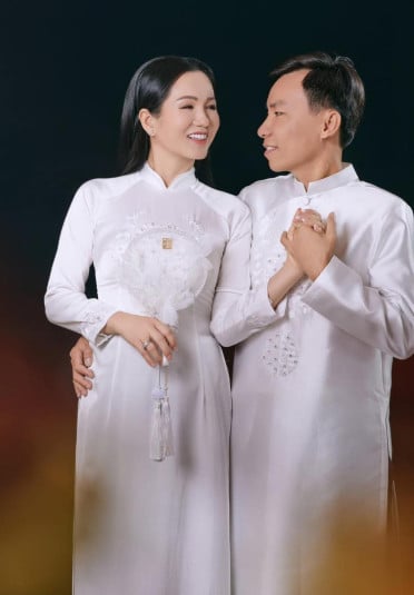 Khoảnh khắc ngọt ngào của vợ chồng Hoa hậu Ngọc Giàu