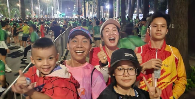 Gia đình Hoa hậu Ngọc Giàu tham gia chạy marathon cùng nhau