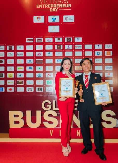 Hoa hậu Võ Thị Ngọc Giàu cùng chồng Th.s Ngô Thanh Toàn vinh dự nhận cúp và chứng nhận Doanh nhân Cống hiến Toàn cầu 2022