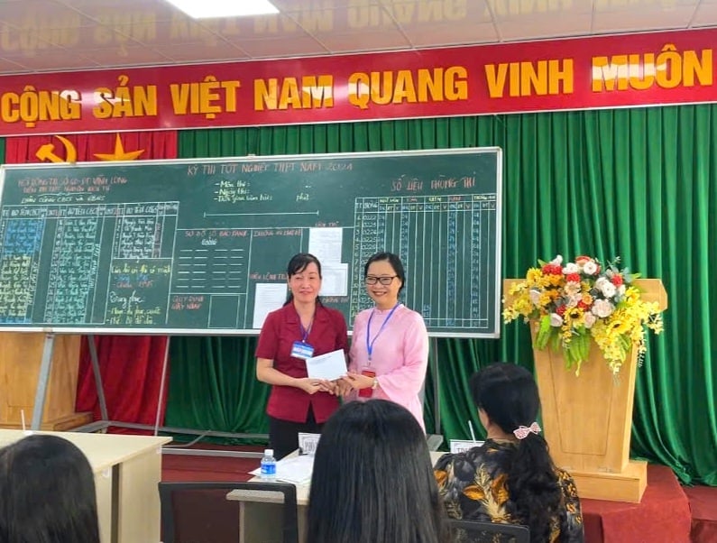 Bà Nguyễn Thị Quyên Thanh - Phó Chủ tịch UBND tỉnh Vĩnh Long tặng quà cho các điểm thi.