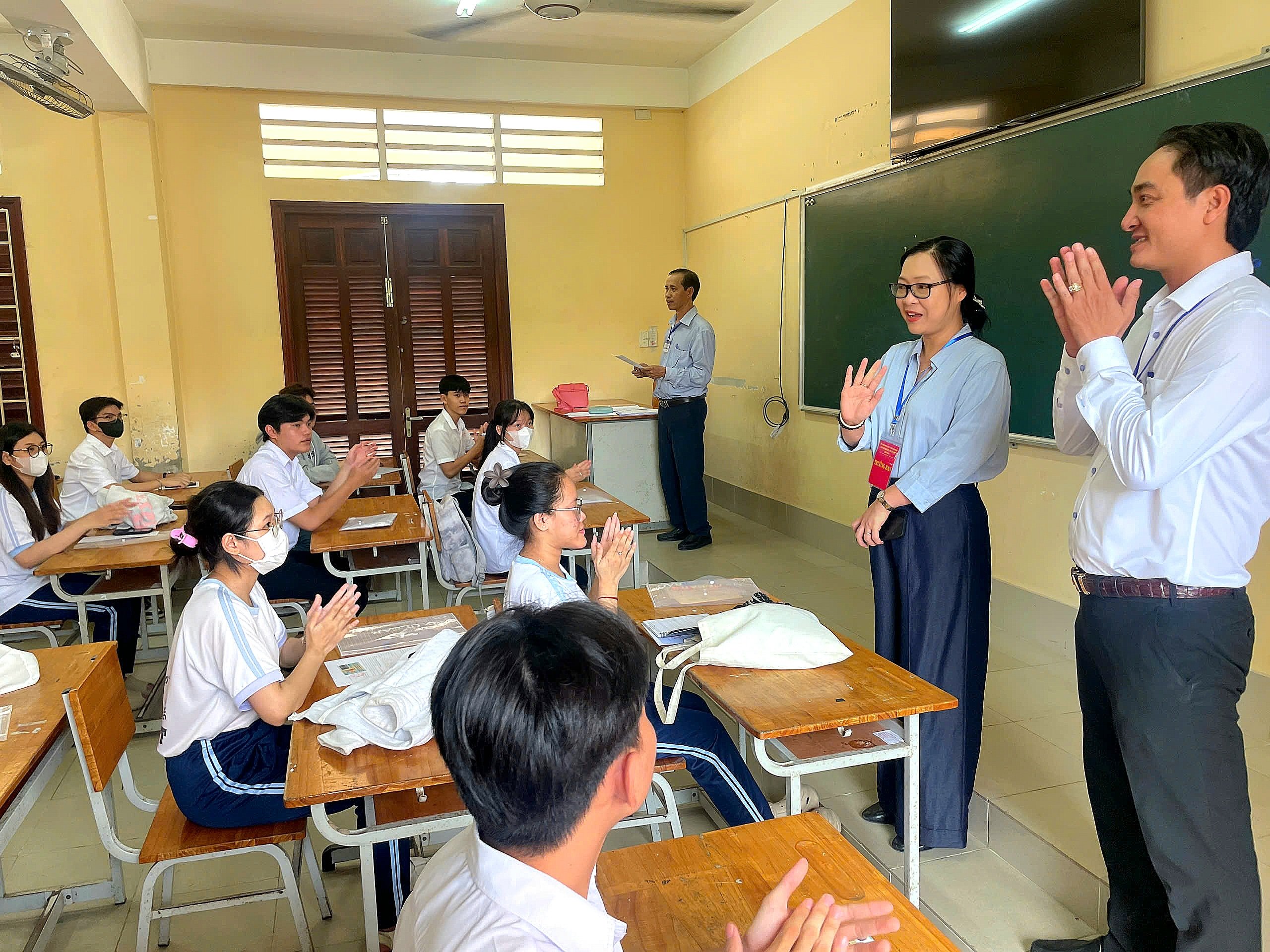 Bà Nguyễn Thị Quyên Thanh - Phó Chủ tịch UBND tỉnh Vĩnh Long đến thăm hỏi, động viên tinh thần thí sinh tại điểm thi Trường THPT Lưu Văn Liệt, huyện Vũng Liêm.